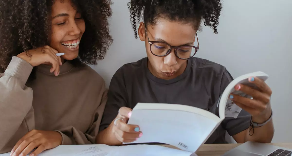 zu den Unterrichtsmaterialien. Foto: Jugendliche beim Lernen. Foto: pexels | Polina Tankilevitch. Jugendliche beim Lernen. Foto: pexels.com | Polina Tankilevitch